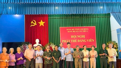 ឃុំ​ឆ្មា​ទៀន​៣​បាន​បញ្ចប់​ការ​ចែក​ប័ណ្ណ​សមាជិក​បក្ស​លើក​ទី​១។