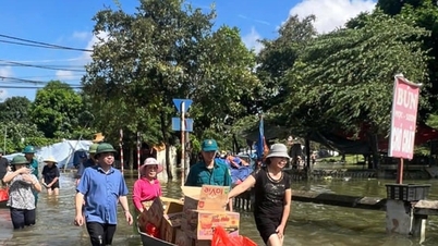 Tay Mo Ward gives necessities to support people in flooded areas