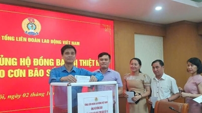 ສະຫະພັນ​ແຮງ​ງານ​ຫວຽດນາມ ​ໄດ້​ເປີດ​ຂະ​ບວນການ​ໜູນ​ຊ່ວຍ​ປະຊາຊົນ​ຢູ່​ເຂດ​ປະສົບ​ໄພ​ນ້ຳ​ຖ້ວມ.