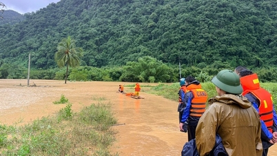 ចំពេលទឹកជំនន់ ការសង្គ្រោះដ៏គួរឱ្យភ្ញាក់ផ្អើល៖ រូបភាពដ៏ស្រស់ស្អាតរបស់ទាហានប៉ូលីសប្រជាជន