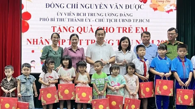 Kien Tuong៖ ប្រគល់អំណោយនៅពាក់កណ្តាលរដូវស្លឹកឈើជ្រុះរបស់ប្រធានគណៈកម្មាធិការប្រជាជនទីក្រុងហូជីមិញ លោក Nguyen Van Duoc