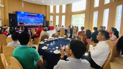 Quang Tri Province Literature and Arts Association meets members on Vietnam Stage Day