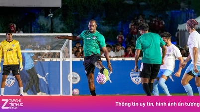 Usain Bolt officially plays football in India