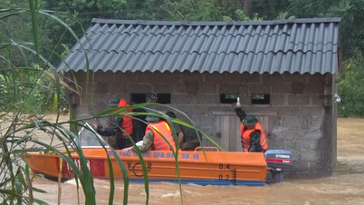 Timely rescue of a man "holding out" in the midst of fierce floods in Tra Linh - Cao Bang Electronic Newspaper