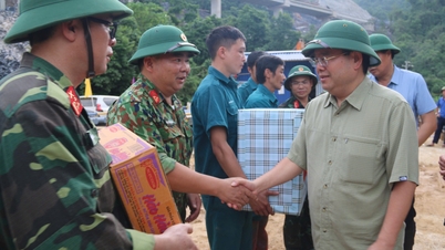 İl Parti Sekreteri Quan Minh Cuong, Duc Long ve Phuc Hoa komünlerinde doğal afetlerin sonuçlarının üstesinden gelme çalışmalarını denetledi.