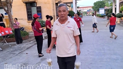 Programme de « porridge de charité » et distribution de cadeaux de mi-automne à l'hôpital général de Quynh Phu