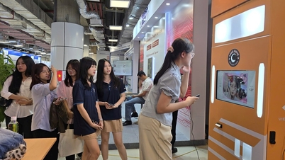 Young people experience technology products at the Vietnam International Innovation Exhibition 2025