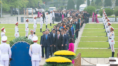ผู้นำพรรคและรัฐและสมาชิกสภานิติบัญญัติแห่งชาติเยี่ยมชมสุสานลุงโฮ