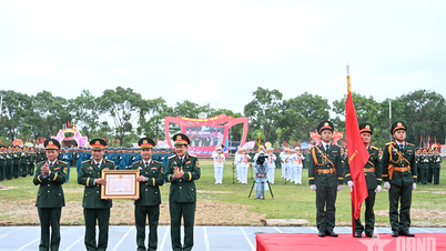 Letnan Jenderal Senior Vo Minh Luong menghadiri Upacara Peringatan 60 Tahun Hari Adat Divisi 2 (Wilayah Militer 5)