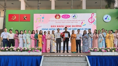 L'artiste émérite Kim Tieu Long célèbre la Journée de la femme vietnamienne au lycée Luong The Vinh