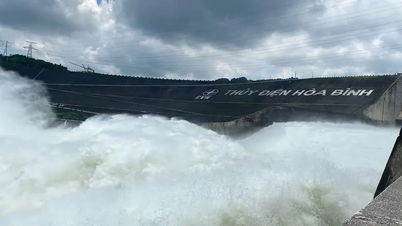 ホアビン水力発電貯水池の下部放水門1を開ける