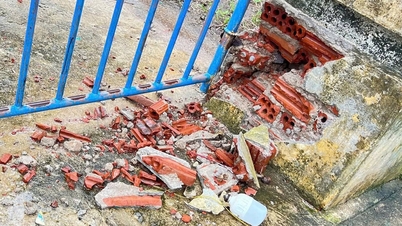 In Quang Ngai schlug ein Blitz in das Schultor ein. Zum Glück waren die Schüler gerade in den Unterricht gekommen.