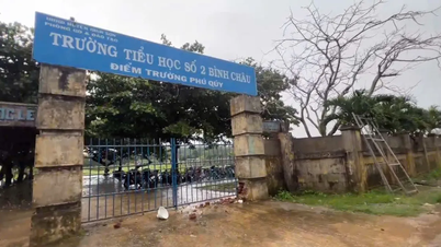 Lightning struck the school gate in Quang Ngai causing damage.
