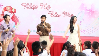 El músico Nguyen Van Chung y la cantante Duyen Quynh cantan "El diario de una madre" con estudiantes.