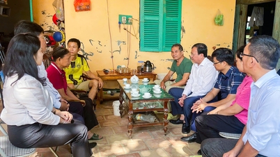 Delegacja robocza prowincji Vinh Long: Wizyta i wręczenie prezentów rodzinom dotkniętym burzami i powodziami w prowincji Thai Nguyen
