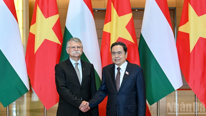 [Foto] O presidente da Assembleia Nacional, Tran Thanh Man, conversa com o presidente da Assembleia Nacional Húngara, Kover Laszlo