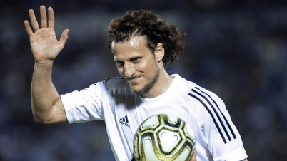 Der ehemalige Stürmer Diego Forlan brach sich nach einem schrecklichen Zusammenstoß drei Rippen