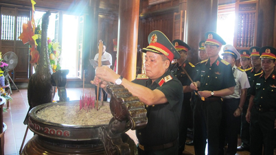 Officieren en soldaten van de petroleumindustrie van het leger offeren wierook ter nagedachtenis aan president Ho Chi Minh.