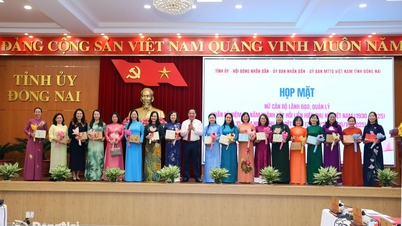 Encontro de líderes e gestoras femininas da província de Dong Nai por ocasião do Dia da Mulher Vietnamita, 20 de outubro