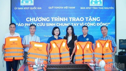 Toyota Vietnam Foundation spendet Schwimmwesten an Thai Nguyen