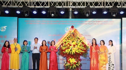아오자이 축제 "하이바중구 여성들, 국가 성장시대에 확고히 나서다"