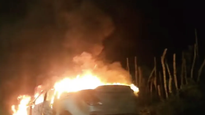 Una camioneta se incendió repentinamente en una carretera de Ho Chi Minh