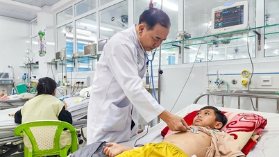 Der Volksarzt Pham Van Dung widmet sich mit ganzem Herzen seinen jungen Patienten und seinen Kollegen.