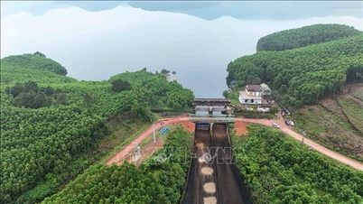 Takungan besar di Ha Tinh secara proaktif mengeluarkan alur tumpahan untuk menghadapi hujan lebat.