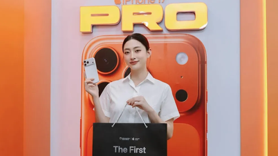 モバイルワールドでベトナムのミスコン2人がiPhone 17 Pro Maxへのアップグレードを互いに勧め合う