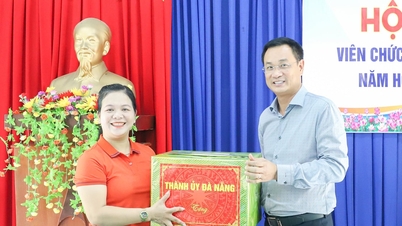 Le secrétaire du Comité du Parti de la ville de Da Nang, Le Ngoc Quang, a visité et offert des cadeaux à l'école maternelle Huong Tra