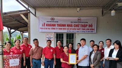 Handing over 2 Red Cross houses in Bao Lam 3 commune
