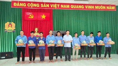 La comuna de Tri Ton visitó y entregó obsequios a los estudiantes del Centro de Rehabilitación de Drogas de la provincia de An Giang.