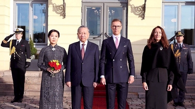 El Presidente de Finlandia y su esposa organizaron la ceremonia de bienvenida para el Secretario General To Lam y su esposa.