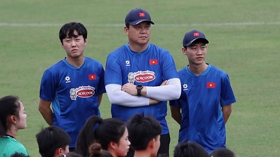 Trainerin Kim Sang Sik unterstützt die vietnamesische Frauenmannschaft