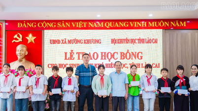 Lao Cai: Vergabe von Stipendien an Studierende, die Schwierigkeiten überwinden und fleißig sind, in der Gemeinde Muong Khuong