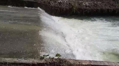Urgent search for missing victims at the spillway of Xuan Phu commune