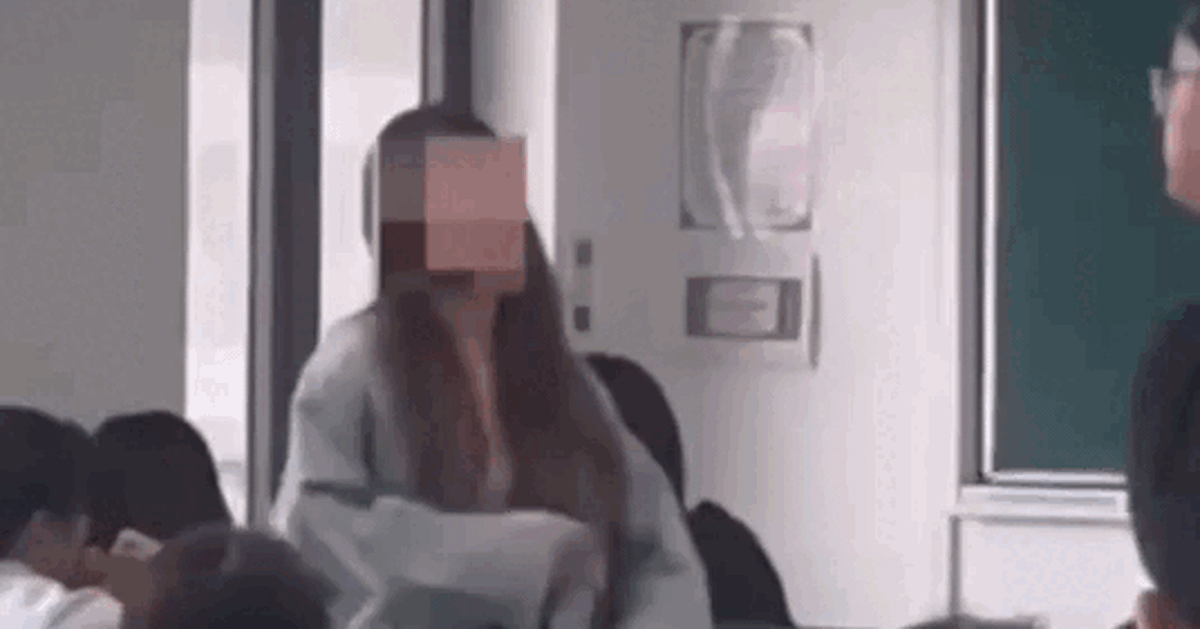 Aluna 'discutiu' com professor porque foi lembrada de comer macarrão na aula