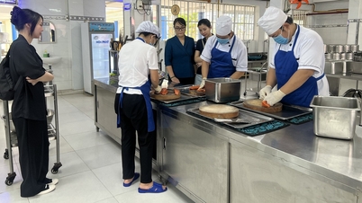 माता-पिता बोर्डिंग रसोई की निगरानी करते हैं, स्कूल भोजन को सार्वजनिक करते हैं