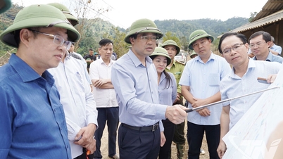 เลขาธิการพรรคจังหวัดไทเหงียนตรวจสอบงานฟื้นฟูภัยพิบัติในเมืองวันลางและวิญทอง