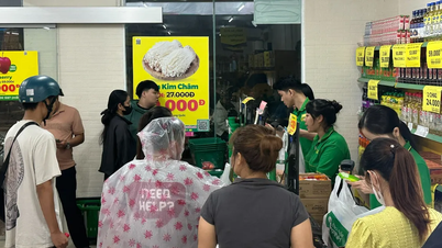 Người dân Đà Nẵng xếp hàng mua thực phẩm, chủ động ứng phó bão số 12