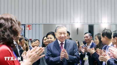 ト・ラム事務総長がベトナム大使館職員および北欧のベトナム人コミュニティと会談