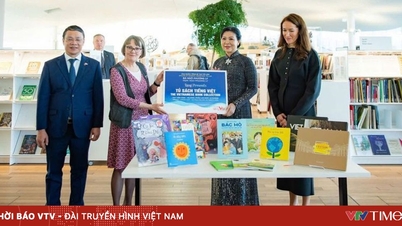 Manželka generálního tajemníka navštívila ústřední knihovnu Oodi a představila „vietnamskou knihovnu“