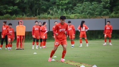 Tim sepak bola wanita menunggu pemain muda