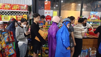 Đà Nẵng: Lo bão số 12 đổ bộ, người dân hối hả tích trữ lương thực