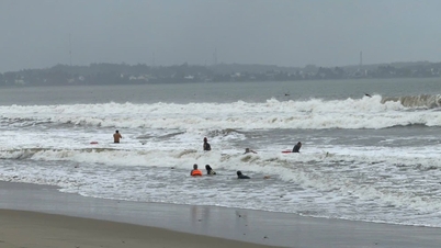 Trotz großer Wellen können die Menschen ungehindert am Strand von My Khe schwimmen.