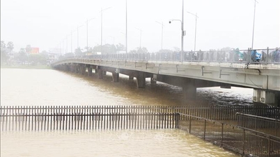 Peringatan badai dan banjir di sungai Hue melampaui level 3, risiko tanah longsor tinggi