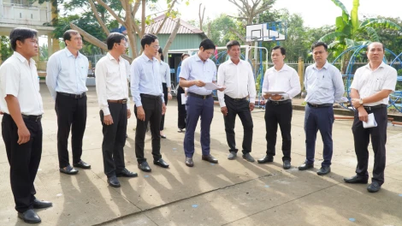 Bolehkah pemimpin komune Giuoc meninjau sekolah awam di kawasan itu.