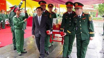 Serviço memorial para os restos mortais de 34 mártires descobertos na Cidadela de Quang Tri