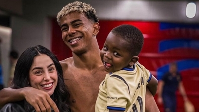 Lamine Yamal se aferra a su novia tras la gran victoria del Barça sobre el Olympiakos