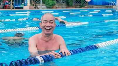 Aula de natação gratuita: idosos da Cidade de Ho Chi Minh estão animados para fazer amizade com a água